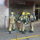 Los bomberos trabajando en el local