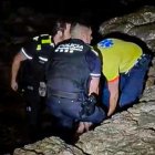 Agentes de la Guàrdia Urbana y del SEM en las rocas del Fortí de la Reina.