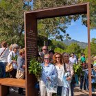 Descendientes de las 27 casas de Castelló pasando por el portal que se ha erigido en su homenaje a las puertas del pueblo.