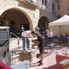 La periodista Candela Figueras, bufant vidre, aquest diumenge 5 d'octubre, durant la seva proclamació com a Vidriera d'Honor.