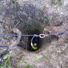 Los bomberos entrando en el pozo.