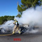 Bombers apagando un turismo que se ha incendiado en L'Ametlla de Mar en la AP-7.