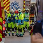 Sanitarios y trabajadores de emergencias en las inmediaciones dónde se ha derrumbado un edificio en obras, en la zona de Ópera.