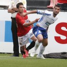 Jordi Alba y Crespí pugnan por un balón durante el partido entre el Nàstic y el Xerez (2-1) disputado en el Nou Estadi
