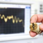 La etiqueta en el tapón evita que se hagan falsificaciones.