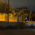 Los bomberos trabajando en el fallo de megafonía de un colegio