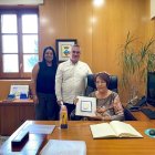 Julia recibió presentes de manos del alcalde.