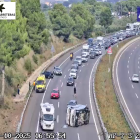 La autocaravana ha volcado entre el segundo y tercer carril de la autopista