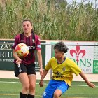 La jugadora del Riudoms Xia Beltrán pelea un balón dividido durante el partido.