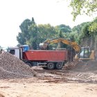 Trabajos de movimientos de tierras en los terrenos del camping, junto a la riera de Riudecanyes.