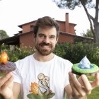Karim Casado, de 34 años, muestra reproducciones de dos de los ‘blobs’ que protagonizan el juego.