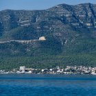 La serra del Montsià vora el mar, a la zona d’Alcanar Platja.