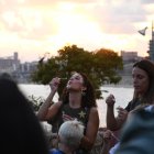 Al final del acto se lanzaron al aire burbujas de jabón