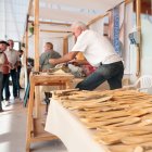 Juanjo Bel, en una parada de la 17a Fira de l'Artesania i la 12a Festa del Moble de la Sénia