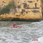 Los Bombers han extraído hasta la orilla a los bañistas uno a uno, empezando por los menores.