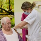 Momento en el que se vacuna a una persona mayor.