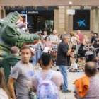 El Pati s'ha omplert de famílies per escoltar el conte dels dracs d'Agistí Farré.