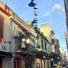 Los bomberos asegurando la estructura.