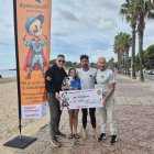 Miguel Caro, en el centro, junto a Meritxell Garcia, que superó un cáncer, entregando el cheque a los representantes de Pels Valents.