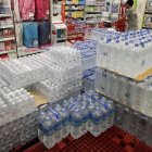 Imagen de archivo de varios lotes de agua embotellada