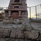L'escultura ha quedat destrossada, i ara en busquen els autors