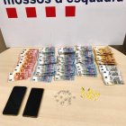 La droga y el dinero que llevaba la mujer, confiscado como pruebas por los Mossos.