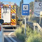 Una dotación de Bombers y miembros del SEM atienden al motorista herido en la TP-2031 en Tarragona