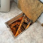 El acceso al aparcamiento encontrado en la casa.