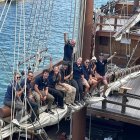 Imagen de varios voluntarios a bordo de la Nao Victoria