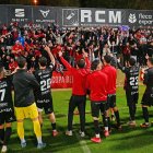 La plantilla del Reus celebrando con su afición la eliminación al Europa en la primera ronda de la Copa del Rey.