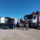 Al centre, el regidor Andreu Gassó i el delegat de PreZero César González, amb tècnics del servei i els nous vehicles que s'incorporen a la flota.