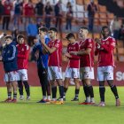 Los jugadores granas aplauden a la afición en el Nou Estadi.