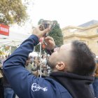 Un joven bebiendo vino en la novena edición de La Embutada