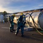 Bombers realizando tareas de transvase del camión cisterna volcado en la AP-7
