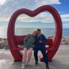 Los salouenses Paqui y José, de 76 y 79 años, han sido de los primeros en fotografiarse en el corazón.