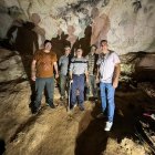 Arqueólogos en la cueva de Cunit.