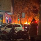 Coches en llamas al lado de la biblioteca de Reus.