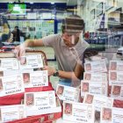 Loterías Ginés ofrece un sistema a la inversa: décimos de todas partes se pueden adquirir en Salou.