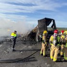 Bombers y Mossos en el lugar del accidente de esta madrugada en la AP-7.