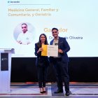 El Dr. Júlio de Oliveira recogiendo el premio