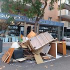 Muebles tirados cerca de la plaza del Carrilet.