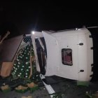 El camión quedó volcado de forma lateral en sentido norte.