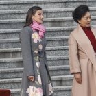 La reina Letizia y Peng Liyuan, esposa del presidente chino, Xi Jinping, en el recibimiento celebrado en Pekín en la segunda jornada del viaje de Estado de los reyes a China.