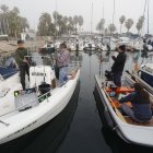 Los participantes ultiman los detalles desde el puerto para salir a pescar.