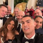 En la imagen, selfie en el que aparecen Ronaldo junto a su pareja, Georgina Rodríguez, (d) el magnate Elon Musk (i), y el secretario de Comercio de EEUU, Howard Lutnick (c) entre otros.
