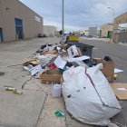 Brossa acumulada al voltant d'una illa de contenidors al polígon de Valls.