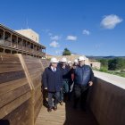 Visita del ministre Hereu a les obres del castell de la Suda.