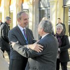 Javier Sancho, presidente de la AEQT, saluda al ministro de Indstria, Jordi Hereu