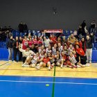 Las jugadoras rojillas celebran el triunfo en Menorca.