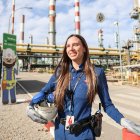 Belen Anton posa con su vestimenta de trabajo delante de las instalaciones de Dow en el polo petroquímico de Tarragona.